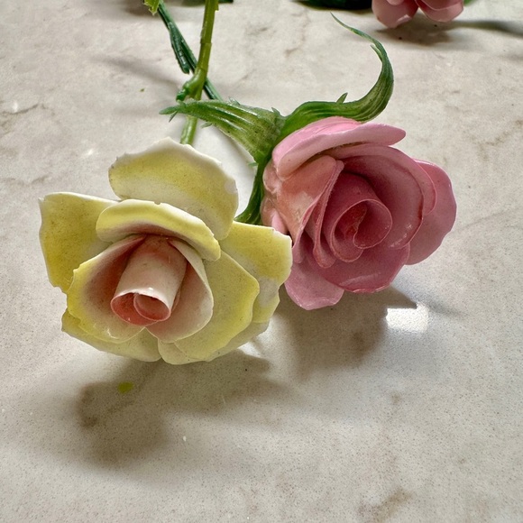 VINTAGE, PORCELAIN ROSES WITH GREEN LEAVES & STEMS. - Picture 11 of 12